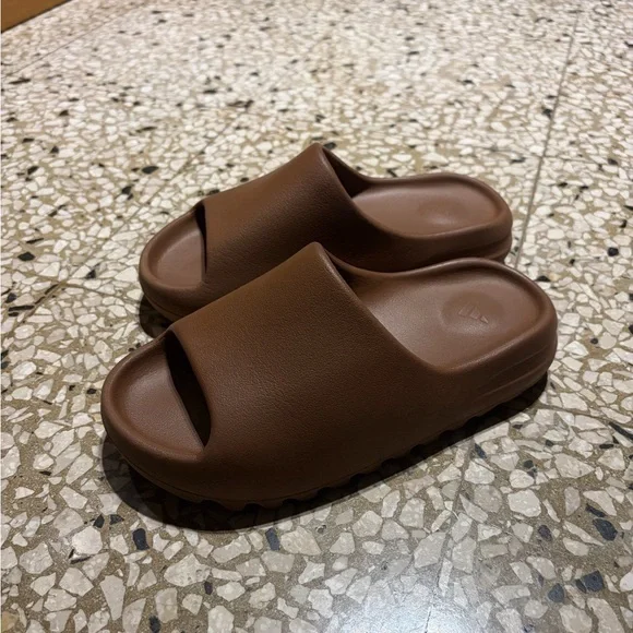 Yeezy Brown Slide Sandals - Picture 1 of 1